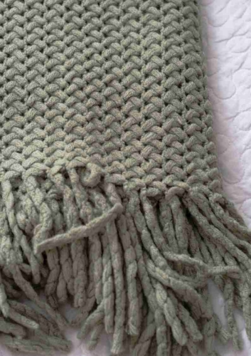 Zielony koc z frędzlami