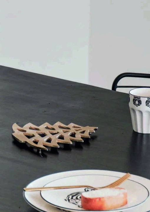 Złota metalowa podstawka choinka