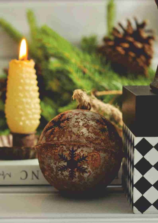 Metalowy dzwonek świąteczny w stylu wabi-sabi – rustykalna dekoracja z duszą