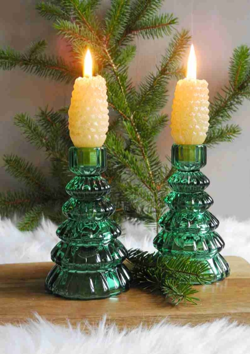 Szklany świecznik w kształcie choinki w zielonym kolorze – świąteczna dekoracja stołu