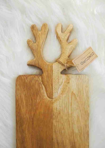 Drewniana deska z rogami – naturalna deska do serwowania i dekoracji