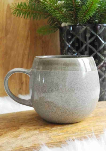 Pękaty kubek ceramiczny w kolorze szarym z ozdobnym ciemnym paskiem przy krawędzi