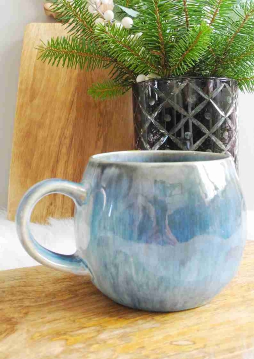 Pękaty kubek ceramiczny w odcieniach niebieskiego z organiczną, nierówną fakturą