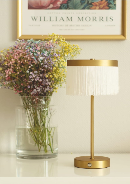 Lampa stołowa bezprzewodowa z frędzlami