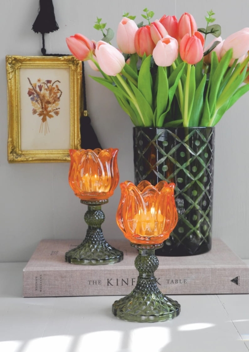 Szklany świecznik w kształcie tulipana