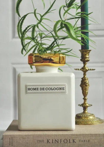 Biały wazon flakon perfum ze złotym wykończeniem – styl Chanel