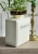 Ceramiczny wazon z napisem Home De Cologne – detale dekoracji glamour
