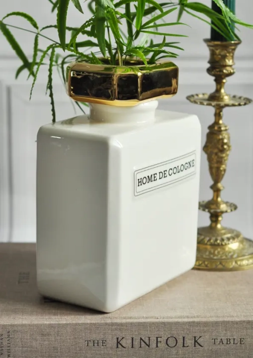 Ceramiczny wazon z napisem Home De Cologne – detale dekoracji glamour