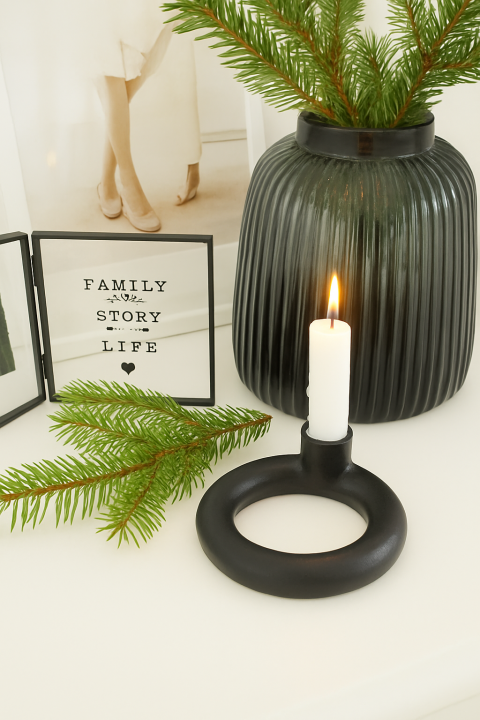 Czarny świecznik metalowy Ivo – minimalistyczny design i matowe wykończenie metalu na komodzie