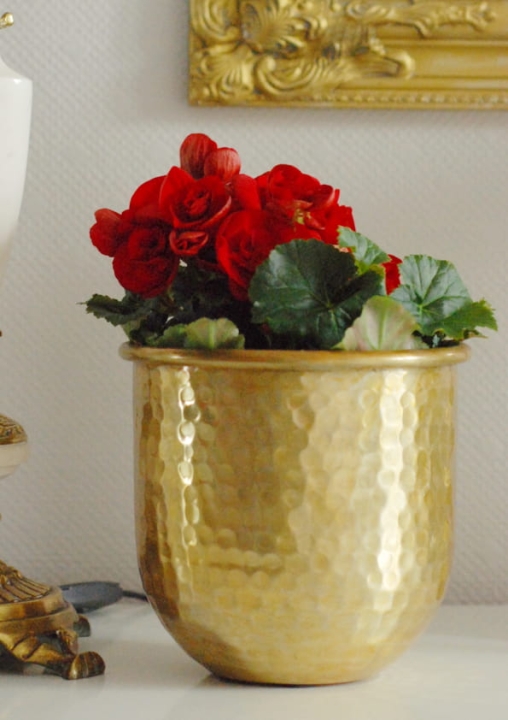 Orientalna osłonka z metalu w kolorze złotym – elegancki dodatek do wnętrz