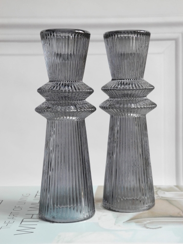 Wysoki świecznik z ciemnego szkła SMOKY na stole w salonie