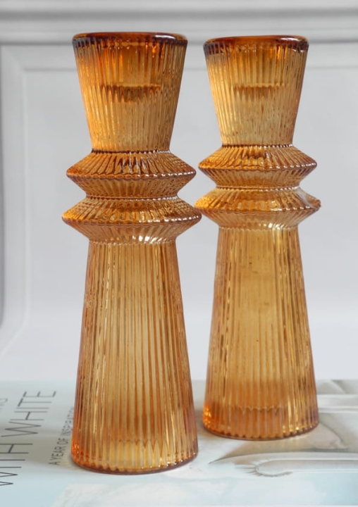 Karbowany świecznik szklany w ciepłym bursztynowym odcieniu