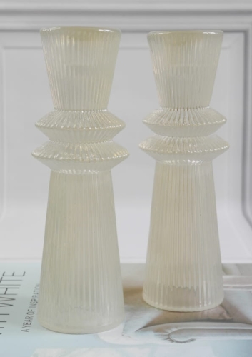 Minimalistyczny świecznik szklany z mlecznego szkła