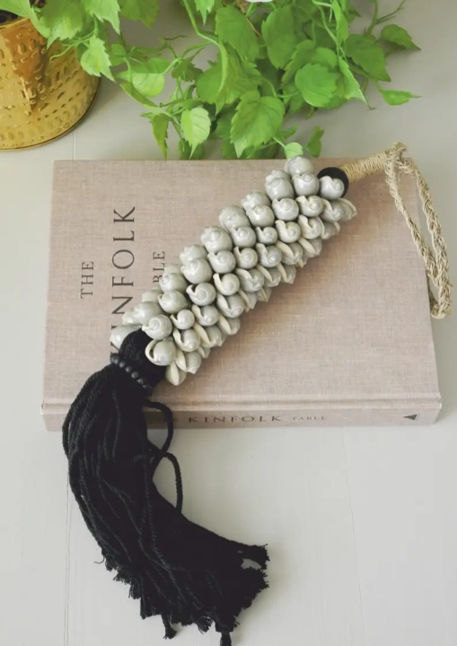 Dekoracja z szarych muszli