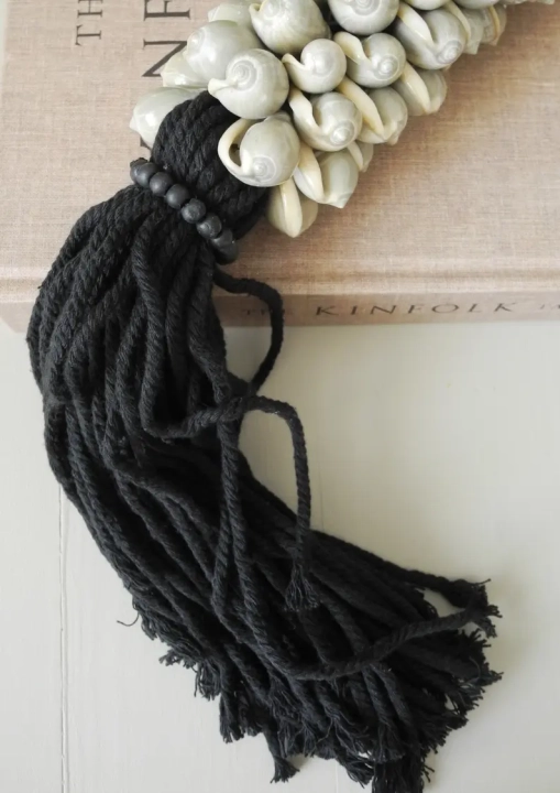 Szara dekoracja z naturalnych muszli