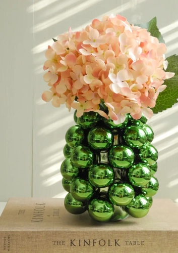 zielony wazon z kul ceramicznych o lustrzanym połysku