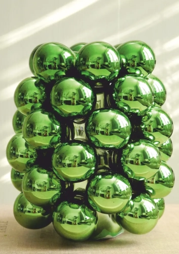 nowoczesny wazon dekoracyjny w kolorze intensywnej zieleni