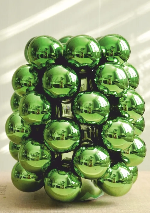 nowoczesny wazon dekoracyjny w kolorze intensywnej zieleni