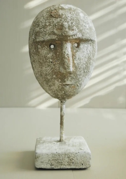 Betonowa figurka dekoracyjna w kształcie maski – nowoczesna ozdoba do salonu