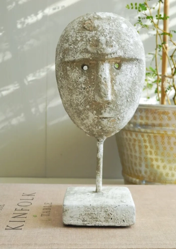 Dekoracyjna maska z betonu – rzeźbiarska forma do nowoczesnych aranżacji