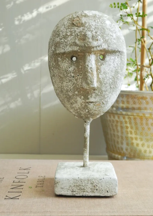 Dekoracyjna maska z betonu – rzeźbiarska forma do nowoczesnych aranżacji