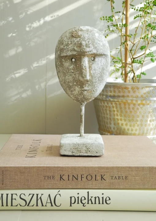 Figurka z betonu o surowej strukturze – elegancki dodatek w stylu industrialnym