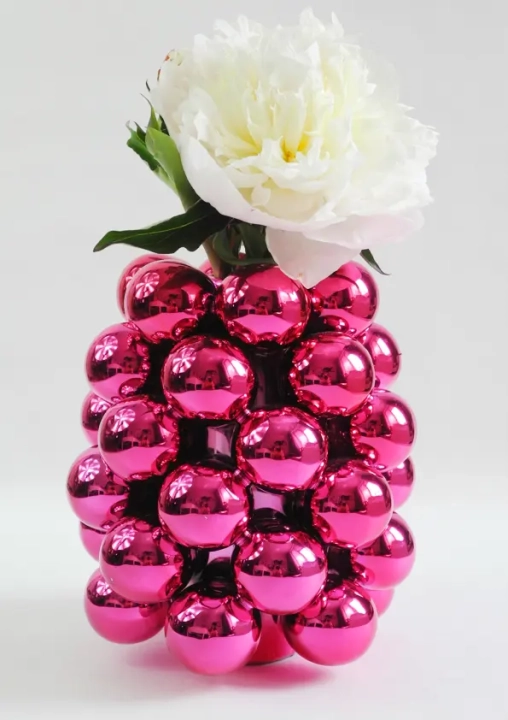 Różowy wazon z kul ceramicznych o lustrzanym połysku