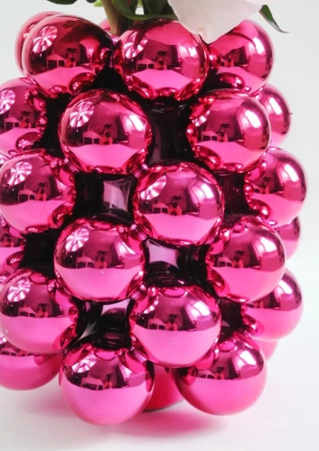 nowoczesny wazon dekoracyjny w kolorze intensywnego różu