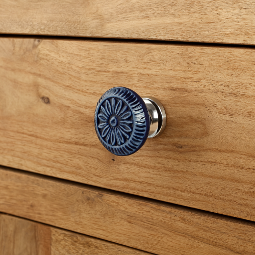 Dekoracyjna gałka ceramiczna indygo z kwiatowym wzorem na naturalnym, jasnym meblu