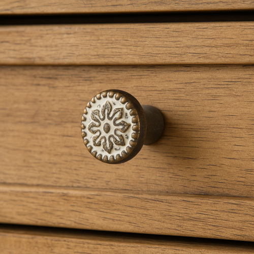 Ozdobna gałka do mebli w stylu rustykalnym – brązowo-złoty uchwyt z ornamentem na drewnianej szufladzie