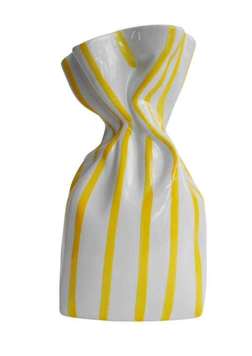 Wazon w stylu dopamine decor z żółtymi paskami i skręconą formą