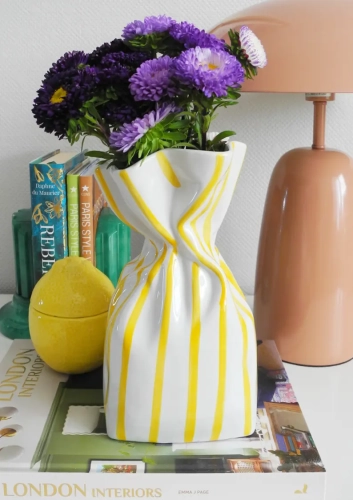 Wazon ceramiczny Sunny Twist biały w żółte paski z innymi dekoracjami