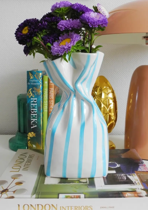 Wazon ceramiczny Riviera w biało-niebieskie paski na komodzie w eleganckim salonie
