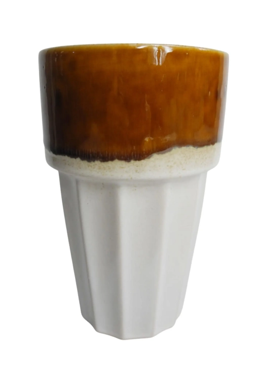 Kubek ceramiczny bez ucha w karmelowo-kremowym odcieniu z karbowanym dołem