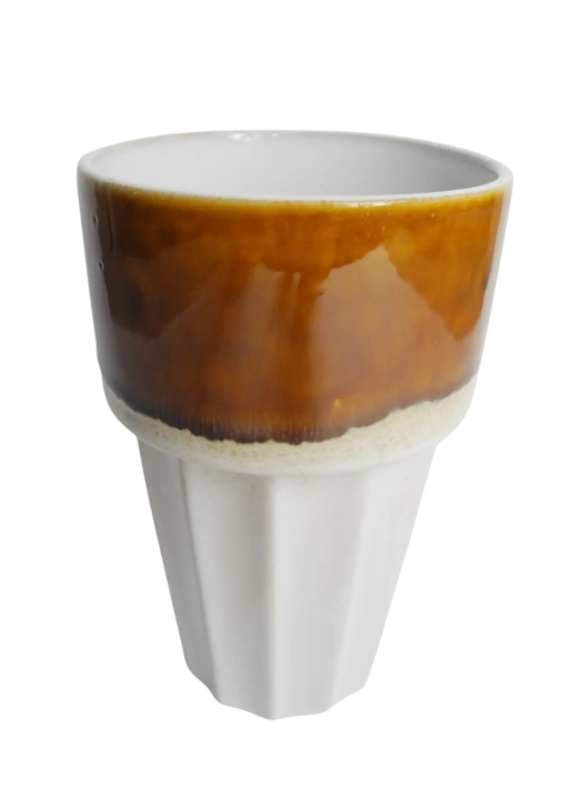 Kubek ceramiczny z kontrastującym szkliwem i jasnym środkiem