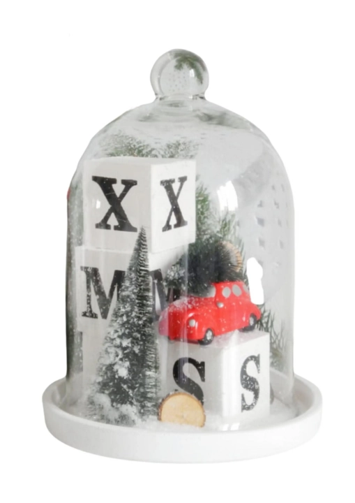 Szklany klosz z choinką na drewnianej podstawie jako świąteczna ozdoba