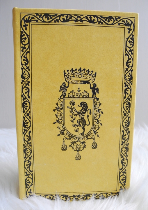 pudełko do przechowywania książek w formie starej księgi