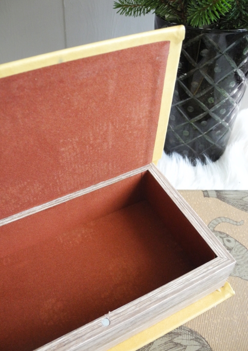 pudełko książka otwarte wnętrze schowek na drobiazgi