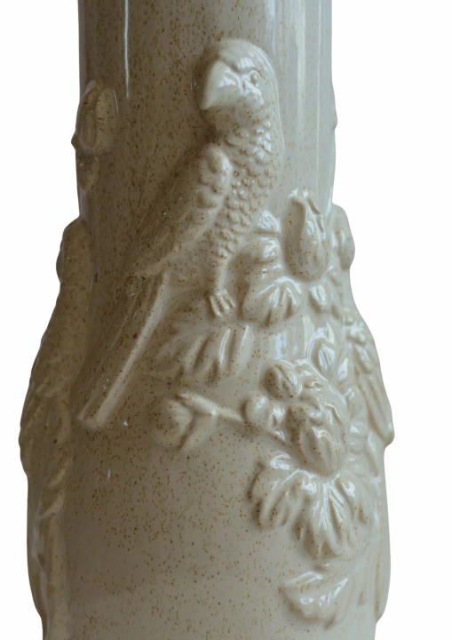 Ceramiczny wazon z wypukłym wzorem ptaków i kwiatów