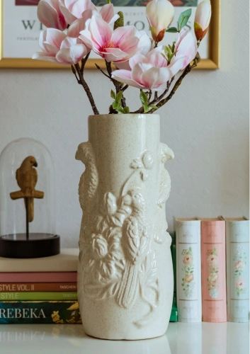 Aranżacja salonu z wysokim wazonem Retro Parrot i magnoliami