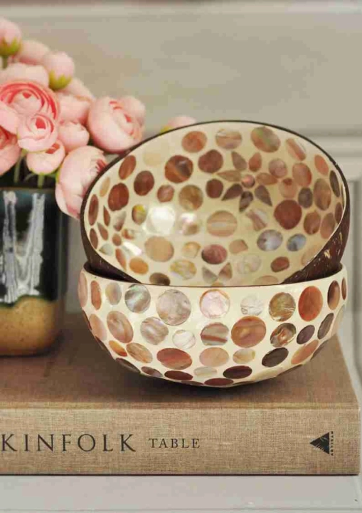 Ręcznie robiona dekoracyjna miseczka kokosowa z masy perłowej w przytulnym wnętrzu boho