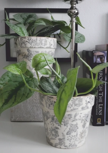 Stylowa ceramiczna osłonka na doniczkę czarny wzór vintage