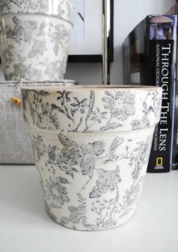 Ceramiczna osłonka na doniczkę w stylu francuskim