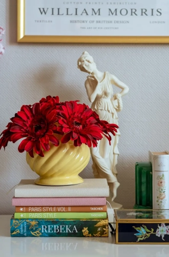 Żółty wazon ceramiczny z wieloma otworami na komodzie w salonie