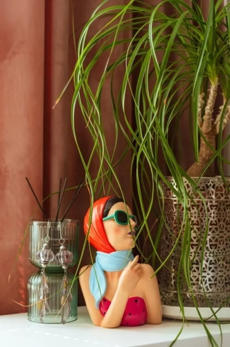 Figurka dekoracyjna kobieta w okularach retro na komodzie