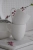 Biały kubek porcelanowy Diamond z wytłaczanym wzorem w romby na zewnątrz i czarnym geometrycznym dekorem wewnątrz, ustawiony na marmurowej desce kuchennej