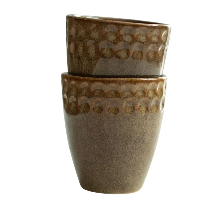 Ceramiczne kubki bez ucha z wklęsłym tłoczeniem w kolorze ciemnobrązowym pojemność 150 ml wysokość 8 cm