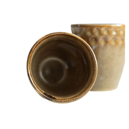 Gładkie szkliwione wnętrze brązowego ceramicznego kubka bez ucha 150 ml