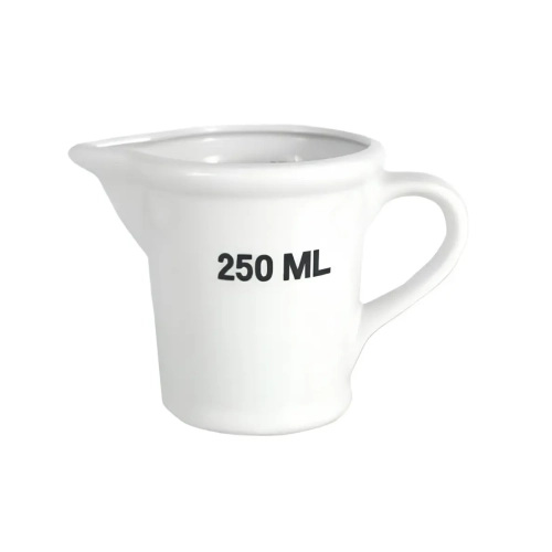 Biały ceramiczny dzbanek miarka 250 ml z czarnym napisem, wygodnym uchwytem i profilowaną wylewką