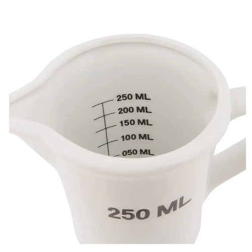 Biały ceramiczny dzbanek z widoczną wewnątrz czarną miarką od 50 do 250 ml i profilowanym dzióbkiem